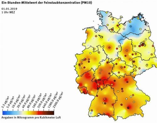 In der Silvesternacht steigt die Belastung mit gesundheitsschädlichem Feinstaub explosionsartig an (Bild links) – Zum Vergleich: Die Feinstaubbelastung am Neujahrstag im Tagesmittel (Bild rechts). Fotos Umweltbundesamt