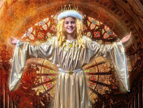 In der Tat eine himmlische Ausstrahlung: Sarah Buchner (10) wird als Neumarkter Christkind den Weihnachtsgarten am heutigen Abend eröffnen.Foto Fotostudio Wolfgang Kluck