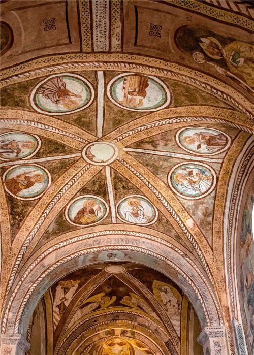 In der Urschallinger Kirche (Gemeinde Prien) findet sich eine ungewöhnliche Darstellung der heiligen Dreifaltigkeit. Dieses kunsthistorisch bedeutsame, kleine romanische Kirchlein ist dem Apostel Jakobus geweiht. Die Wand- und Deckenbemalung ist figurenreich. Es handelt sich um Fresken aus dem 14. Jahrhundert. Mitte des 16. Jahrhunderts wurden sie überdeckt und tauchten erst 1923 durch Zufall wieder auf, als im Zuge einer aufwendigen Renovierung der Innenputz abgeklopft wurde. Zum Vorschein kam ein Freskenzyklus, der in seinem Erhaltungszustand und in seiner Qualität in ganz Süddeutschland einmalig ist.Foto Berger