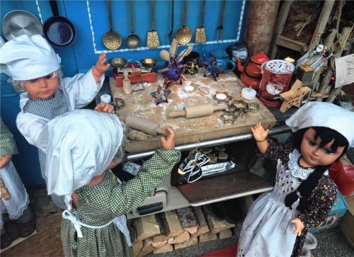 In der Weihnachtsbäckerei backen Puppen Plätzchen für Weihnachten.Fotos Gabriel
