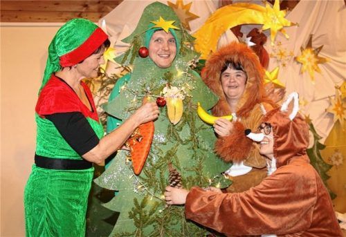 In einer Gemeinschaftsaktion verwandelten die Waldtiere und Wichtelfrauen die traurige Fichte in einen strahlenden Weihnachtsbaum. Foto  Neuwirth