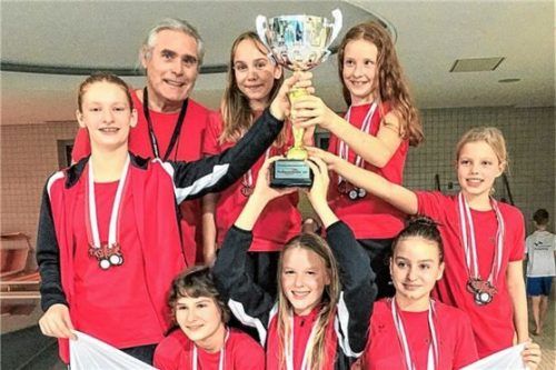 In Rosenheim die hintere Reihe von links: Cheftrainer Mike Schulte, Isabella Dohmen, Nina Huber. Untere Reihe von links: Anja Huber, Tanja Steinböck, Michelle Hoffmann, Elena Stefanidis, Hanna Mitterer. Foto  Hofmann