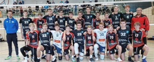 In rot-schwarzen Trikots die Spieler des TSV Mühldorf, in weiß und dunkelblau das Team aus Warschau. Die Mühldorfer sind: James Feuchtgruber, Fritz Vähning, Florian Bachmaier, David Geisberger (hinten von links). Moritz Wöls, Felix Schinko, Manuel Olliges, Lukas Zusann und Maxi Himsl (vorne von links). Foto  Tille