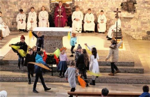Inneren Reichtum und Freude brachten die Kinder beim Tanz um den Adventskranz zum Ausdruck.Foto strim