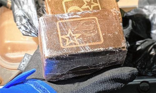 Insgesamt sechs Haschischplatten mit einem Gesamtgewicht von 600 Gramm haben Polizeibeamte versteckt in einem Auto gefunden. Ein 65-Jähriger muss sich dafür verantworten. Foto  Kripo mühldorf