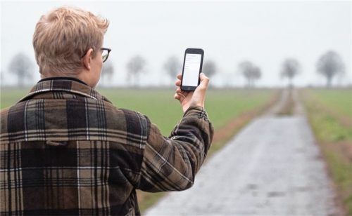 Je höher die Erhebung, desto besser die Abdeckung: Zwischen Oberwiesbach und Hofthambach bietet sich ein Hügel an, auf dem der Mast gebaut werden könnte. Aktuell kämpfen die dort lebenden Neumarkter mit einem riesigen Funkloch.Foto dpa/Julian Stratenschulte