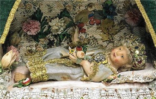 Jesuskind im Glaskasten aus dem 19. Jahrhundert im Museum Wasserburg.Foto re