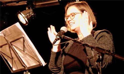 Johanna Weiske sang aus Kapiteln von Robert Musil, die nahezu keine Handlung im eigentlichen Sinne haben, sondern Reflexionen zu anderen Textstellen beinhalten. Foto  Lehmann