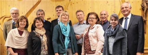 Jonas Glonnegger (rechts), Vorsitzender der Stiftung Attl, gratulierte den neuen Beiräten: (von links) Armin Posch, Martina May, Jutta Fischer, Heinz Weber, Thomas Engler, Margot Niedermeier, Ulrich Schanda, Irene Oberst, Bernhard Kaul und Sabine Senfter. Foto re