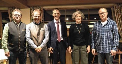 Josef Huber (Mitte) und seine Frau Angelika ehrten Georg Reiter, Gerhard Siller und Konrad Kronast (von links).Foto red