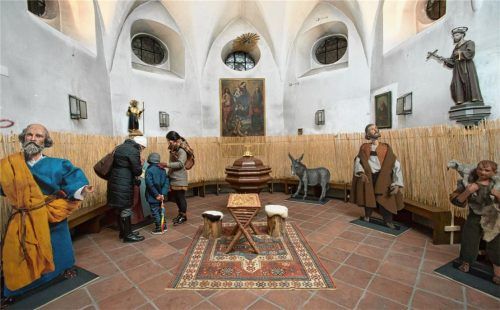 Josef, Maria & Co. kann man während der Christkindlmarktzeit in der Taufkapelle in Prien bestaunen. Alle Figuren weisen fast Lebensgröße auf. Foto Berger