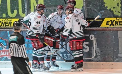 Jubel um den Torschützen Josh Mitchell (Bildmitte), der an drei weiteren Toren beteiligt war.