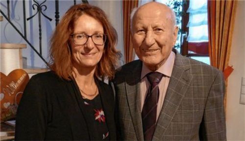 Jubilar Engelbert Hopf (rechts) feierte seinen 90. Geburtstag; auch Bürgermeisterin Anna Meier gratulierte.Foto Fill
