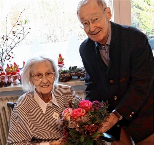 Jubilarin Rita Ebert freute sich über die Glückwünsche von Zweitem Bürgermeister Erwin Kühnel. Foto  Kutscher
