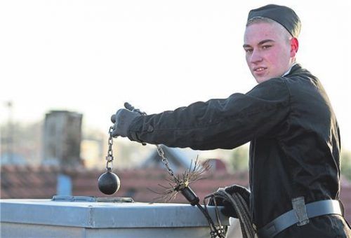 Justin Otto (20) aus Erfurt macht gerade eine Ausbildung zum Schornsteinfeger: „Jeder Tag bringt neue Herausforderungen“, sagt er. Foto dpa/Koch