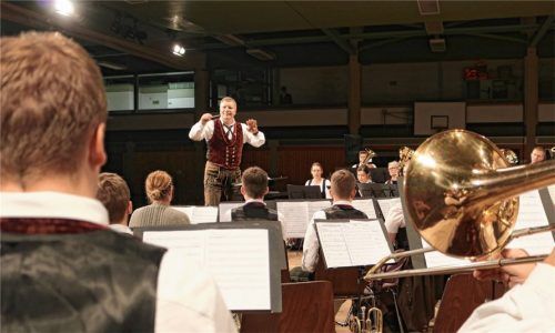 Kapellmeister Bernd Eutermoser dirigierte die Neubeurer Musikkapelle. Foto re