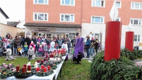 Kaplan Markus Nappert segnete die kleinen und auch den großen Adventskranz.Foto  stettner
