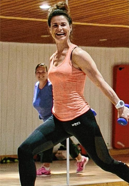 Karin Maier, SV-DJK Geschäftsführerin, gibt bei der Benefizaktion Yogilates. Foto re