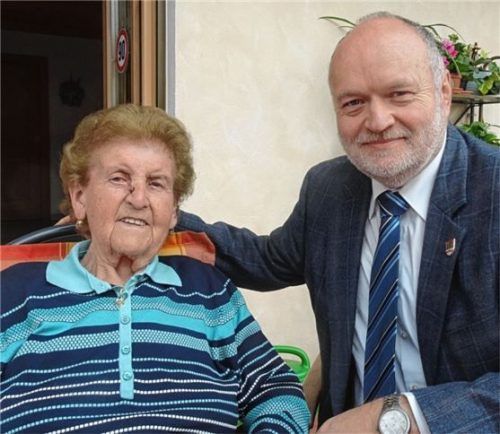 Katharina Angermaier mit Bürgermeister Thomas Einwang an ihrem 90. Geburtstag.Foto  Einwang