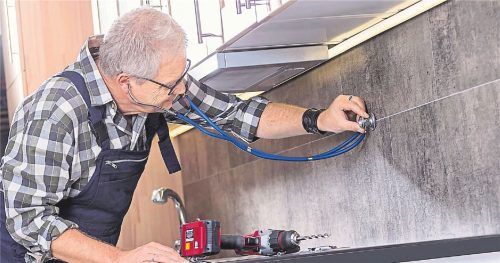 Kein Witz, sondern ein cooler Trick: Wasserhahn aufdrehen, Stethoskop aufsetzen. Das Rauschen in der Wand verrät, wo die Wasserleitung verläuft. Fotos dpa/Müller-Münker