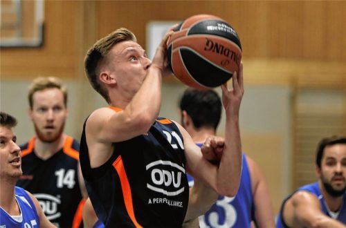 Keine Punkte gab es für Adrian Weggartner (21, im Vordergrund) und Marco Seisenberger (14, hinten) beim Gastspiel in Glonn.