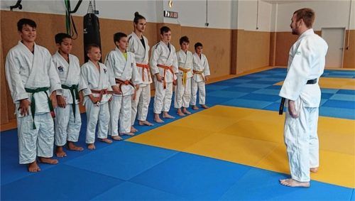 Kinder und Jugendliche sollen beim neuen Lehrgang von Erwachsenen neue Fertigkeiten lernen. Foto re