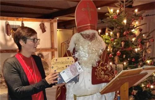 Kindergartenleiterin Christine Egert nahm den Scheck vom Nikolaus entgegen. Foto  re