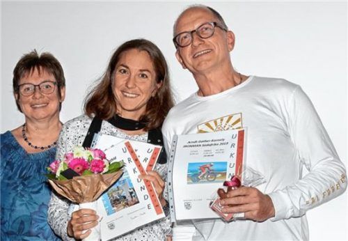 Kirsten Stark, Dritte Vorsitzende des LG Mettenheim und Abteilungsleiterin Triathlon (links), ist stolz auf die beiden Ausnahmesportler Dr. Katrin Esefeld und Arndt Gather-Kornely, die beim Ironman weltweit kämpfen. Foto  Kretschko