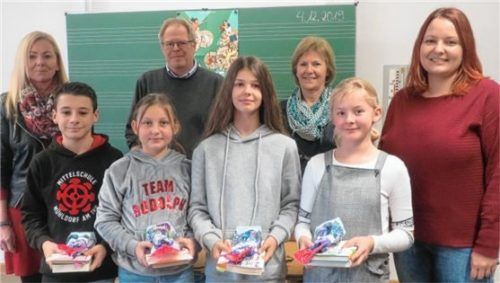 Können stolz sein: Lukas Meier, Melanie Urich, Emira Redzepi und Gewinnerin Celina Fregin (vordere Reihe von links) mit Kathleen Seemann, Kurt Kasulke, Regina Hornig und Daniela Kotschi (hintere Reihe von links). Foto Rath