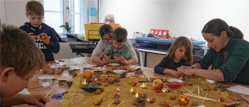 Konzentriertes Arbeiten: Unter Leitung von Diana Herrmann (rechts) stellten Kinder traditionell Weihnachtsschmuck her.Foto  Niederschweiberer