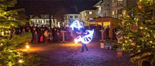 Künstler „Mad Hias“ eröffnete den Winterwald mit einer Leuchtshow vor weihnachtlicher Kulisse. Fotos Berger