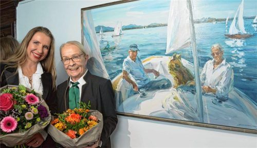 Künstlerin Ekaterina Zacharova (links) erschuf diese Segelszene des Ehepaars Abé als Dank der Marktgemeinde Prien an Brigitta Abé (rechts). Zacharova hatte im Vorfeld ausgiebig recherchiert, um die enge Verbindung des Paares auf der Leinwand sichtbar zu machen.Fotos  berger