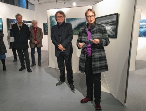 Kunstvereinsvorsitzende Martina Thalmayr bei ihrer Ansprache mit Künstler Andreas Claviez. Foto Bösswetter