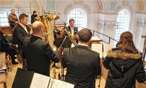 „Kurbi & Friends“ auf der Empore der Pfarrkirche. Foto  Strim
