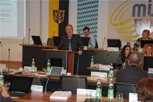 Landrat Georg Huber bei seiner letzten Haushalts-Rede vor dem Mühldorfer Kreistag. Foto  Bauer