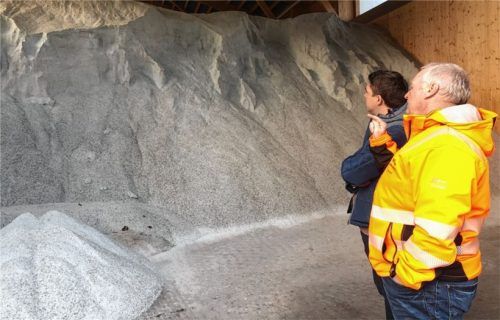Landrat Siegfried Walch machte sich jüngst ein Bild von den Winterdienstvorbereitungen des Kreisbauhofs.