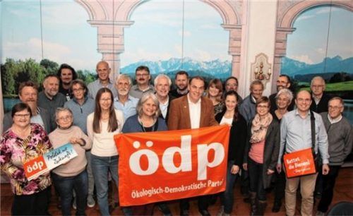 Landratskandidat Josef Fortner (Mitte) mit einem Teil der Kandidaten, die in den Kreistag einziehen wollen. Foto re