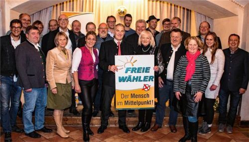 Da zogen sie noch gemeinsam an einem Strang: Mary Fischer (Zweite von rechts) und Sepp Hofer (mit Plakat) mit einem Teil der Kandidaten, die sich für die Partei bei der Kommunalwahl im Jahr 2020 um ein Kreistagsmandat bewarben. Foto Archiv