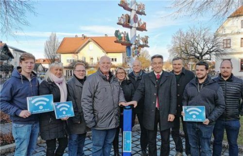 Landtagsabgeordneter Otto Lederer und CSU-Ortsvorsitzender Florian Lemmrich mit dem Team „Dorf-WLAN-Rott“. Foto RE