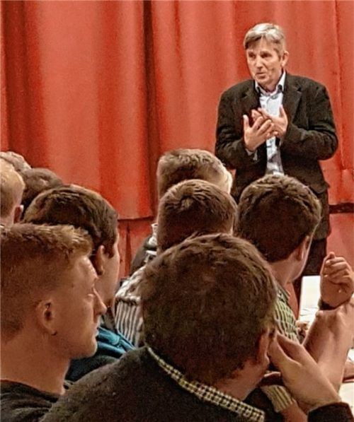 Landwirte diskutierten in Rimsting mit Wolfgang Hampel (vorne) über Herausforderungen und das erforderliche Umdenken der Kunden.Foto re