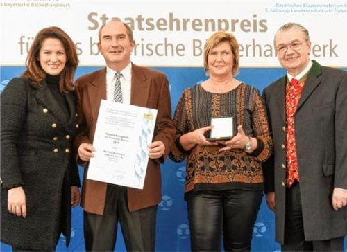 Landwirtschaftsministerin Michaela Kaniber mit Erhartings Bäckermeister Anton Eicher, seiner Schwester Angelika Kagerer und Landesinnungsmeister Heinz Hoffmann. Foto  tobias hase/Ministerium