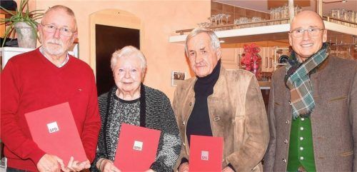 Langjährige Mitglieder zeichnete Oberbürgermeister Christian Kegel (rechts) bei der Jahresabschlussfeier der SPD Traunstein aus (von links): Christian Möckel (40 Jahre), Irene Reichenau (50 Jahre) und Edmund Niederlöhne (40 Jahre). Foto Buthke