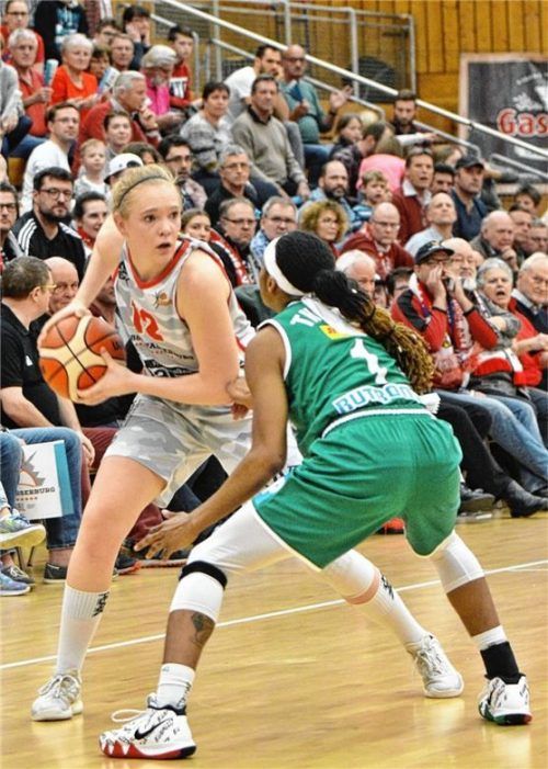 Laura Hebecker (links) will mit Wasserburgs Damen im letzten Heimspiel der Hinrunde einen Sieg landen.Foto Hörndl