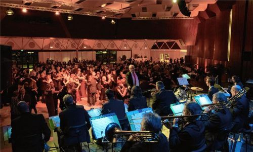 Leidenschaftlich getanzt wurde zur Musik der Aiblinger Big Band.Foto re