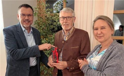 Leistung gewürdigt: Schulleiter Gunter Fuchs (links) und die Vorsitzende des Elternbeirats, Eva Numberger, überreichen Jim Jäger ein Geschenk. Foto red