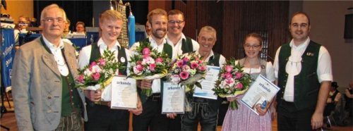 Leonhard Eisner ehrte Andreas Stadler, Christopher Diederichs, Josef Gschwendtner und Anna Sophia Weichinger mit Unterstützung von Dirigent Andreas Mayer (von links). Foto Hecht