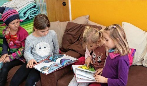 Lesen macht Spaß, auch spontan, wie diese jungen Besucher fanden.