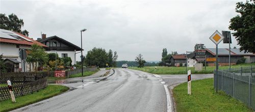 Links in der Hauptstraße ist eine Bushaltestelle geplant, rechts in der Mühlbachstraße eine Verschwenkung, in Petzenbichl ein Buswendeplatz – damit die Schulkinder in Zukunft diese gefährliche Kreuzung nicht mehr queren müssen.Foto Heinz
