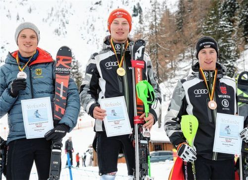 Linus Witte (Bildmitte) bei der nationalen U21-Siegerehrung als deutscher Juniorenmeister.