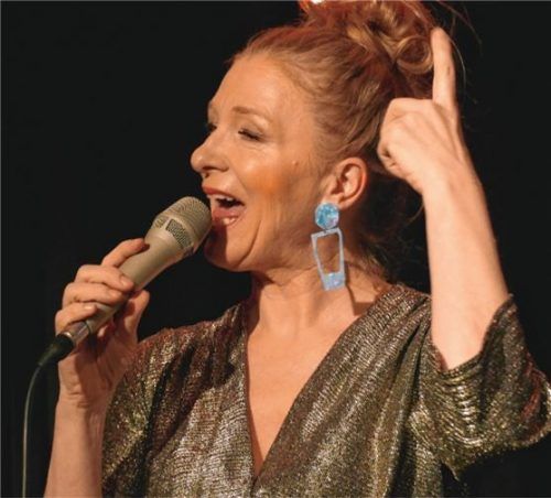 Lisa Wahlandt sang mit einer Stimme voll Wärme und Tiefe und gab jedem Song ein eigenes Gefühl. Foto JANKA